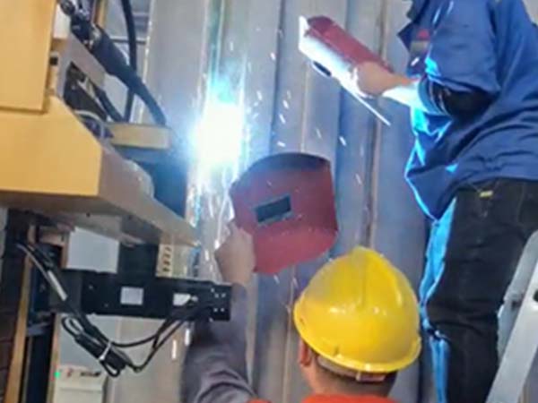 自動激光焊接機(jī)與手持激光焊接機(jī)焊接成本不同 自動激光焊接機(jī)與手持激光焊接機(jī)焊接成本不同